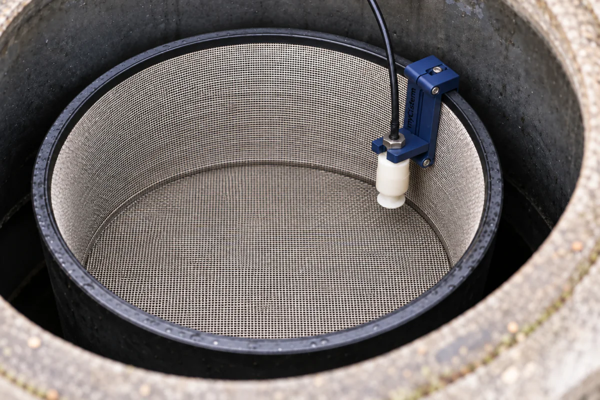 Sauberer Filterkorb mit installiertem Filter-Control-Sensor